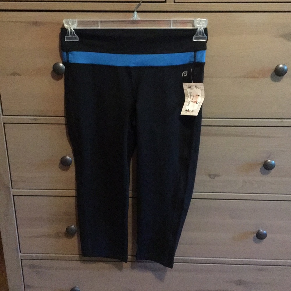 Black Capri Workout Leggings - Picture 5 of 6